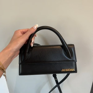 Jacquemus väska  - Säljer min fina jacquemus väska. Den är i modellen Le Chiquito Long. Sparsamt använd och är i väldigt bra skick. Inköp på Nathalie Schuterman i Stockholm 2022.  Nypris 7500kr. 