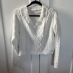Jättefin mysig vit tröja från Hollister Storlek S! Använd fåtal gånger därav bra skick!🤍🫶🏻