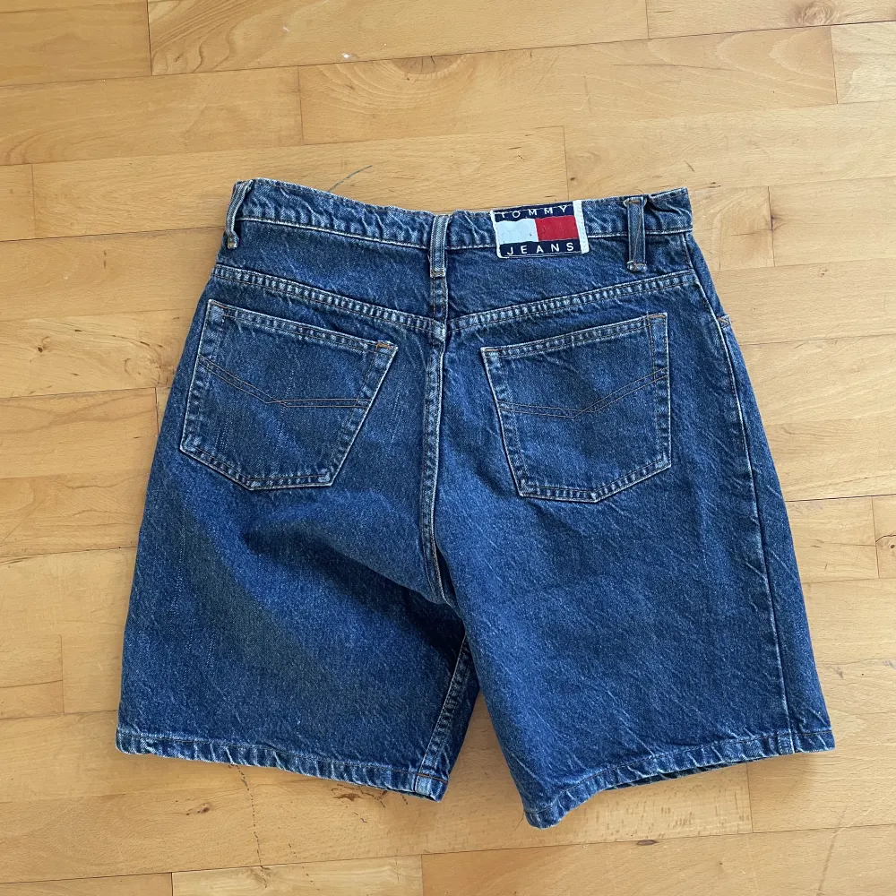 Jean shorts från Tommy hillfiger! Passar mig som är en S/M. Shorts.