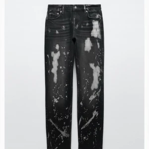 Zara jeans - Zara byxor spm är såå coola! De är lite små för mig och därför måste jag tyvärr sälja dem🫠🫠  Storlek 36 Raka i benen och låg/medel midjade