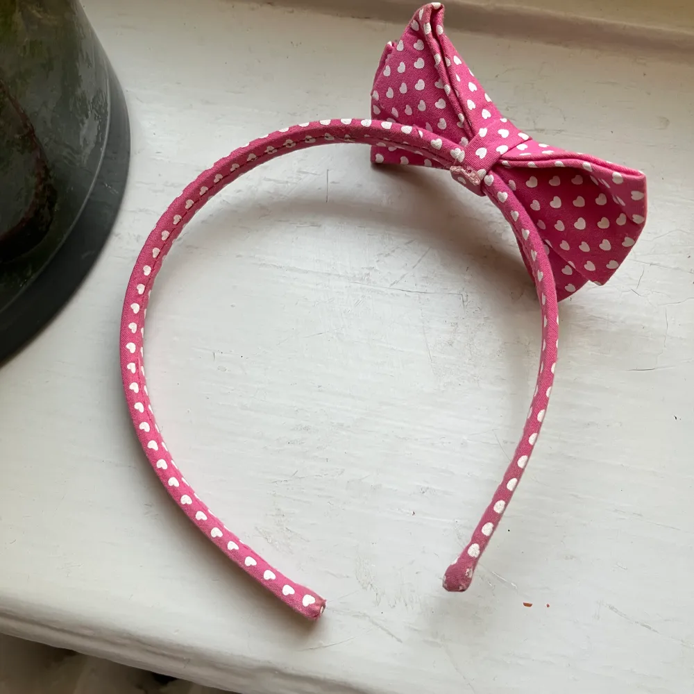 Ett diadem som är rosa med vita små hjärtan på. Jag änvänder inte detta lika ofta så därför säljer jag detta! . Övrigt.