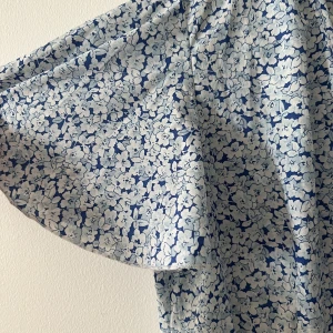 Blommig klänning   - Jättefin blommig blå klänning, endast använd ett gång. Ska finnas band men hittar inte det just nu. Storlek xs