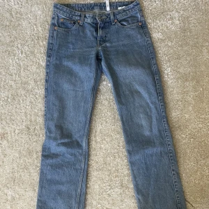 Low-waist straight leg jeans - Jeansen är köpta för 500 kr från weekday, säljer då jag inte använder dom längre.