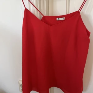 Topp - Säljer detta röda linnet köpt för länge sen men använt fåtal gånger så i bra skick! 💖💖