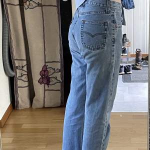 Levis jeans 501, låg/medel-midja. Lite nötta på sina ställen (kan skicka bilder) men inget farligt! Passar mig som vanligtvis är storlek 36 i byxor.