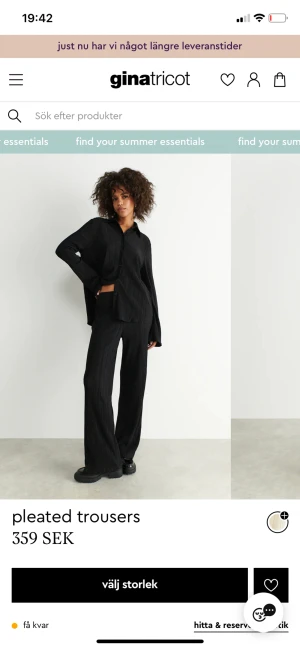 Plisserat set  - Jättefint plisserat sett, med skjorta och byxa från Gina Tricot. Storlek s i båda delarna. Endast använda 1 gång