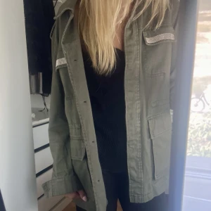 Grön jacka - Grön jacka i jeans material från zara💚 Knappt använd så bra skick, Storlek M och sitter snyggt oversized på mig som har S annars!!! Köptes på zara förra året för 599kr