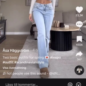 Jeans - Säljer dessa oanvända ljusa jeans ifrån stradivarius i storlek 36 för 300 kr. Jeansen är i modellen straight och är väldigt fina på. bilderna är lånade. Köparen står för frakten och betalningen sker via swish.🩷