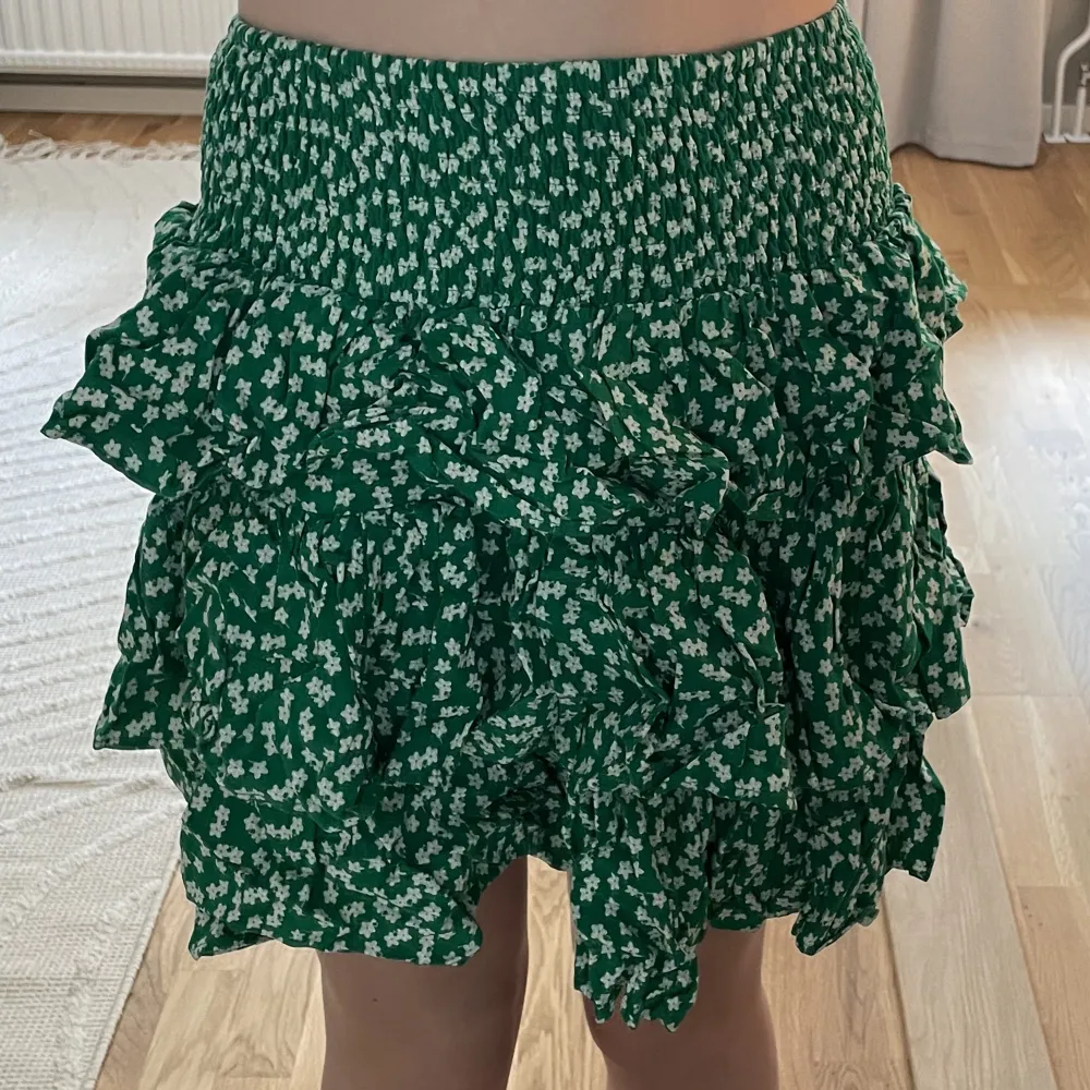 Super söt blommig grön kjol, nästan aldrig använd❤️hör av er vid fler frågor eller bilder. Kjolar.