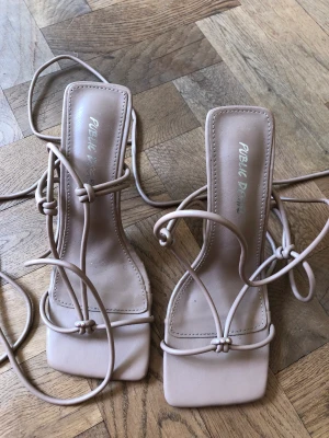 Snörade klackskor  - Beigerosa sandaletter med snörning 