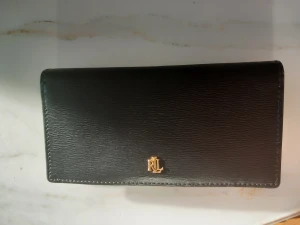 Ralph Lauren plånbok - Fin Ralph Lauren slim mediu. plånbok. Finns en liten färgskiftning på guldmärket.  Nypris 1300. Mitt pris 600.  Höjd: 9 cm i storlek One Size Längd: 17.5 cm i storlek One Size Vidd: 1.5 cm i storlek One Size