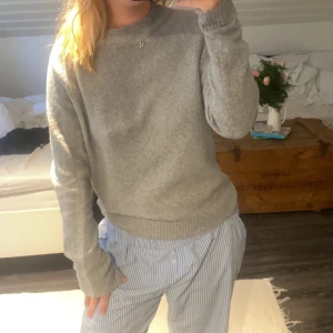 Stickad tröja - Säljer denna stickade tröja från Vero Moda, passar till allt!