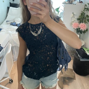 spets topp  - så söt spetstopp köpt secondhand men typ aldrig använd! Perfekt till fest eller vardags! Står ingen storlek men typ Xs-S💕✨