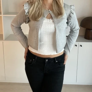 Super söt kofta - Säljer denna söta silvriga kofta med volanger!❤️‍🔥