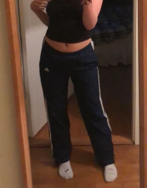 Adidas byxor - Mörkblå adidas byxor