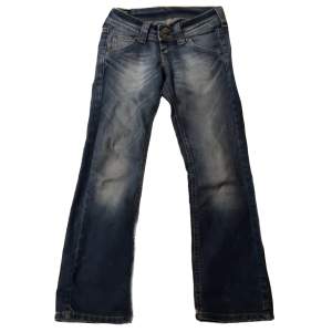 Lågmidjade Lee jeans med lite bootcut, skulle passa nån som e typ 1’50 i längden