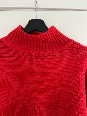 Stickad tröja från Monki - Röd stickad tjocktröja från Monki 🌷