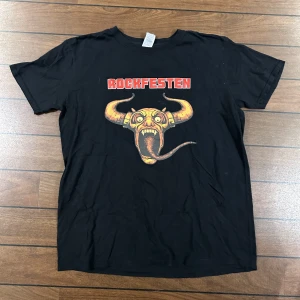 Rockfesten T-shirt  - Snygg T-shirt i storlek L! Bara att skriva om du undrar över något🙏