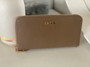 DKNY plånbok  - Använt bara en gång så är den helt ny 