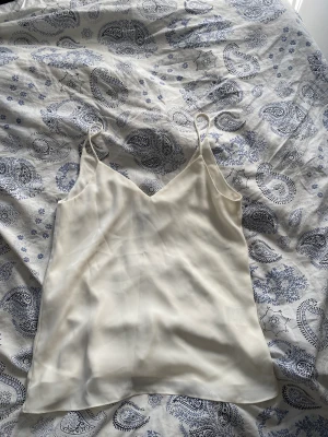 Linne - Detta gulliga linne är från hm💓den är i jättebra skick och använd ca 2 gånger💓säljer för att den är för liten för mig💓