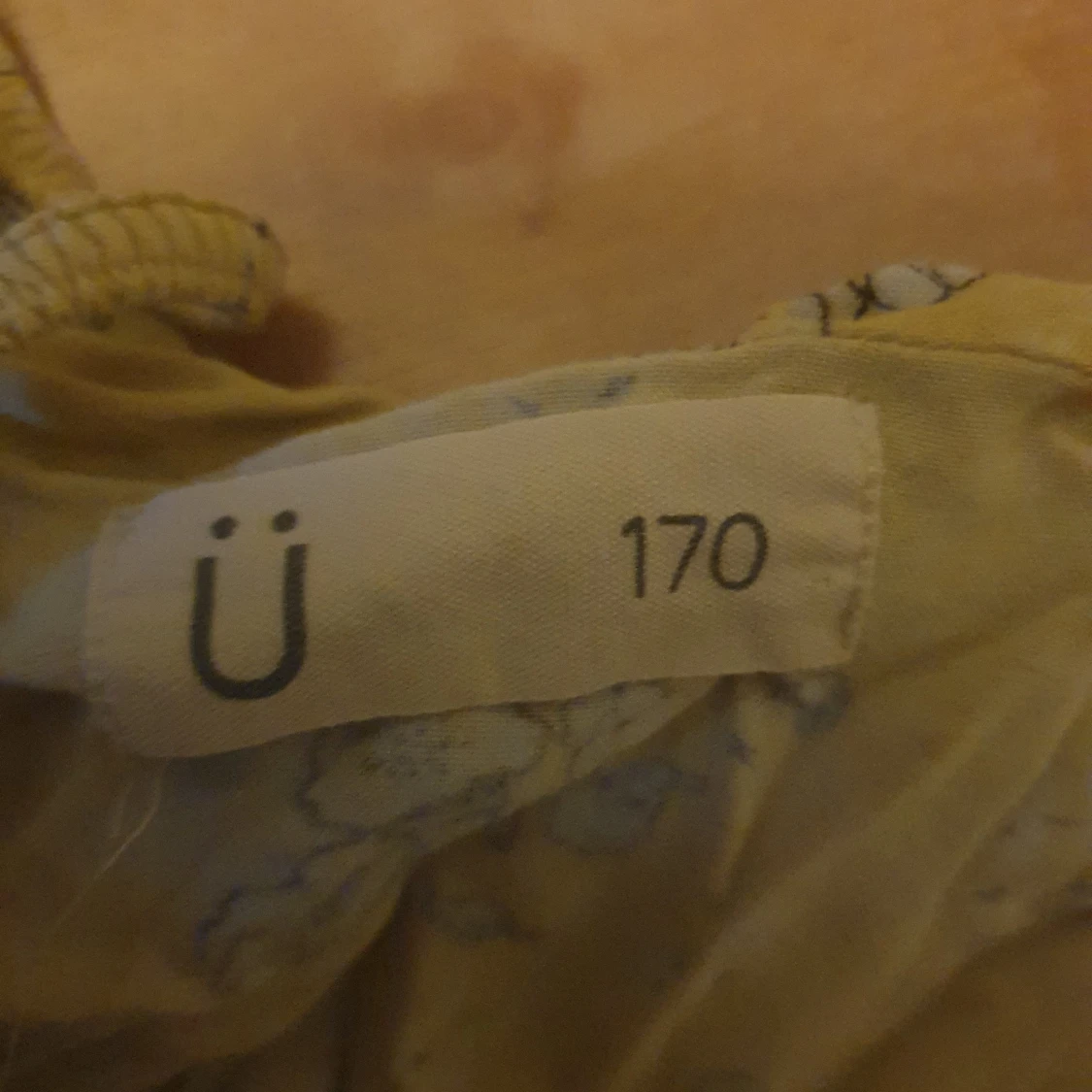 Gul tröja med volanger - 91