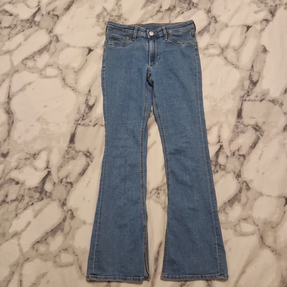 Flare jeans Low waist Skönt matrial Stretchy material  . Jeans & Byxor.
