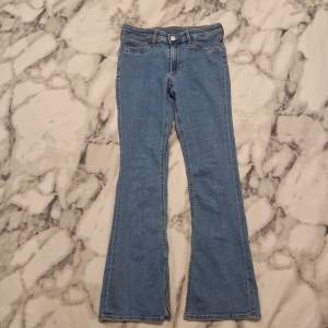 Flare jeans Low waist Skönt matrial Stretchy material  