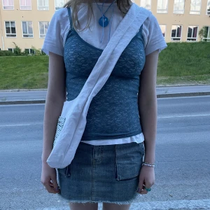 Dezzy väska - En handsydd väska gjord av återanvänt segondhand-tyg med fickor av Lars Wallin tyg❤️