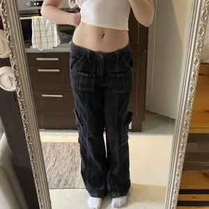 cargos från Urban - köpt för 700kr, säljer för 300 🧚🏻 storlek L, passar dom med längre ben. frakt tillkommer!