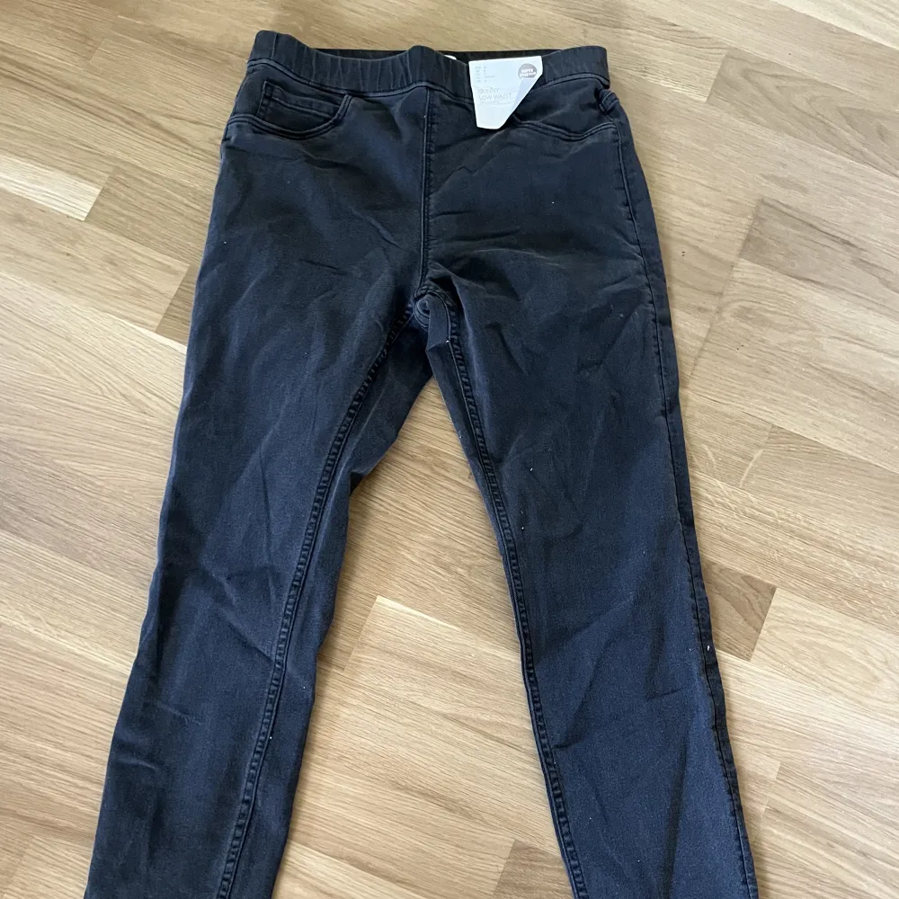 Svarta jeans från HM. Priset är inte hugget i sten, kan diskuteras vid snabbt köp. Jeans & Byxor.