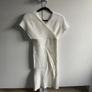 kläning  - vit klänning från shein, i bomull, dock inte för varm på sommaren