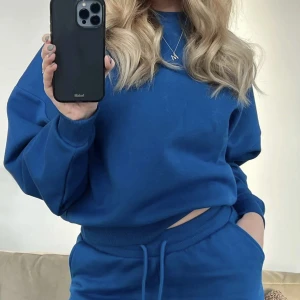 Mjukissett  - Säljer mitt helt nya blåa mjukissett från Nelly då jag aldrig använt det och köpte förra året💙 Så sjukt fin passform men har alldeles för mycket mjukiskläder så därför jag säljer! Köptes för 850kr, säljer för 550kr💙 