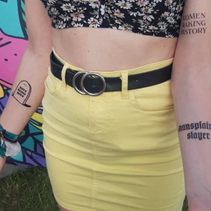 Gul jeanskjol - Superfin gul jeanskjol! Säljer då den tyvärr blivit för liten. Perfekt till sommaren! 💛