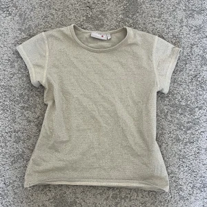 Söt topp - Fin tajt glittrig topp som är köpt secondhand, aldrig använd! 💘