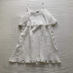 Superfin klänning som liknar den från hm och & other stories. Passar s. Säljs för 249kr+frakt!☺️