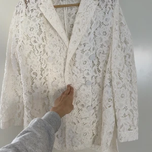 Kavaj i spets - En otroligt cool vintage kavaj i spets som är perfekt till alla sommarens bravader. Jag själv hade den på min student