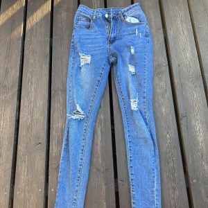 Blåa jeans  - Ett par fina oanvända slit jeans!  Stilrena slitningar, stretcha 