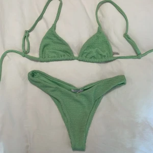 WeWoreWhat green bikini - Jätte fin grön räfflad bikini från WEWOREWHAT. Storlek XS, bra skick.   Kolla gärna mina andra bikinis🫶