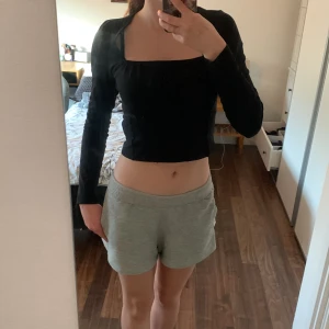 Svart tröja  - En svart fin långarmad tröja. Säljer för den e för stor för mej:(. Använd 1-2 gnr.