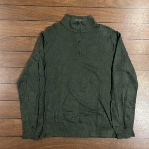 Calvin Klein Half zip - Snygg vintage Calvin Klein Half zip i storlek L! Bara att skriva om du undrar över något🙏