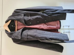 Lång kappa - Lång kappa från HM. Aldrig använd. Storlek 40 men är som en 38. 