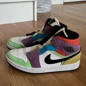 jordan1 mids multicolour  - jordan 1 mids som jag köpte för 3 år sedan. Storleken är eu 39 och snören finns ingenstans 😭kontakta om du är intresserad och pricet kan gå ner 🫶🫶