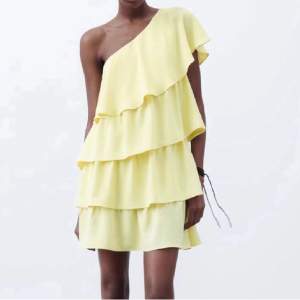 Säljer den här jätte fina slutsålda klänning från zara som är endast är använd en gång, inga defekter❤️(lånade bilder)