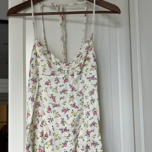 Söt blommig miniklänning  - Söt blommig somrig miniklänning från Zara i storlek XS. Använt 1 gång. Toppenskick. 💛🌻🐝🌷
