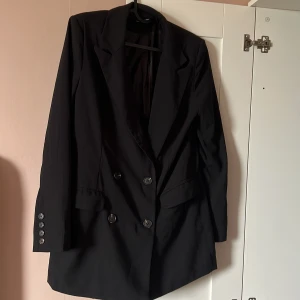 Svart kavaj - Storlek s. Aldrig använd