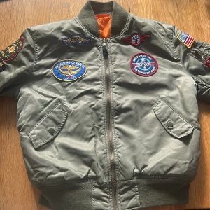 Äkt alpha jacka - Är som ny. Vill du ha fler foto får du kontakta mig