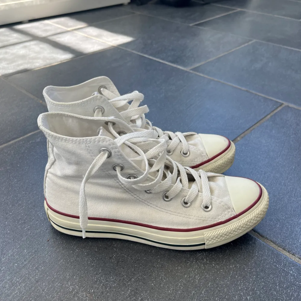 Jättefina vita Converse. Passar bra på mig som brukar ha 37/38💞. Skor.