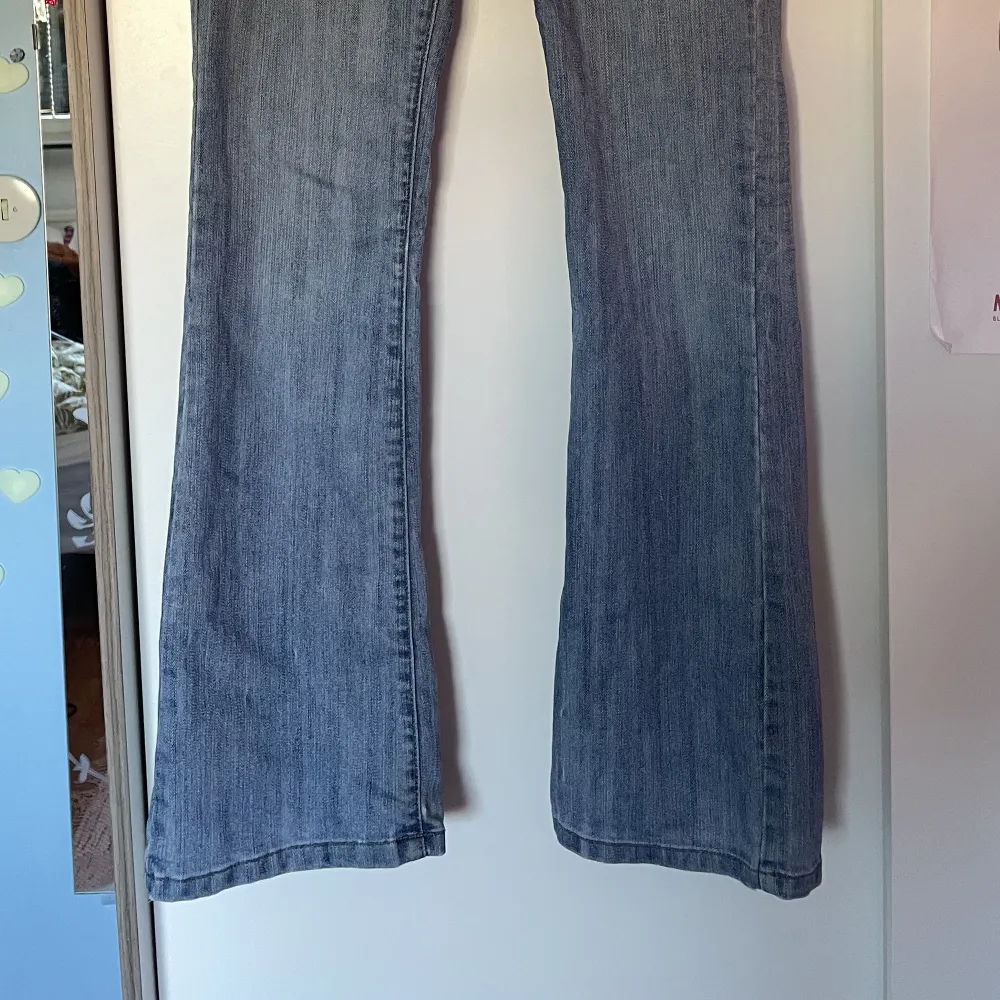lågmidjade, utsvängda jeans strl 26, så typ xs/s. Jeans & Byxor.