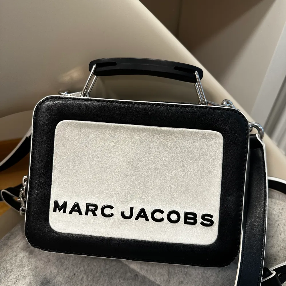 Axelremsväska från Marc Jacobs. Köpt på Nelly för några år sedan för 4 549kr. Använd vid ett tillfälle och har sedan dess legat bortglömd i garderoben.. Väskor.