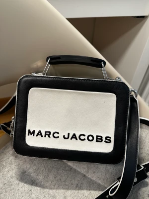 Marc Jacobs the box 20 - Axelremsväska från Marc Jacobs. Köpt på Nelly för några år sedan för 4 549kr. Använd vid ett tillfälle och har sedan dess legat bortglömd i garderoben.